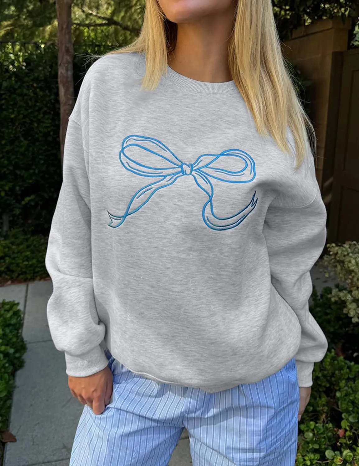 Women Bow Graphic Fleece Sweatshirts Oversized Embroidered Pullover Sweatshirts Crewneck Long Sleeve Going Out Tops