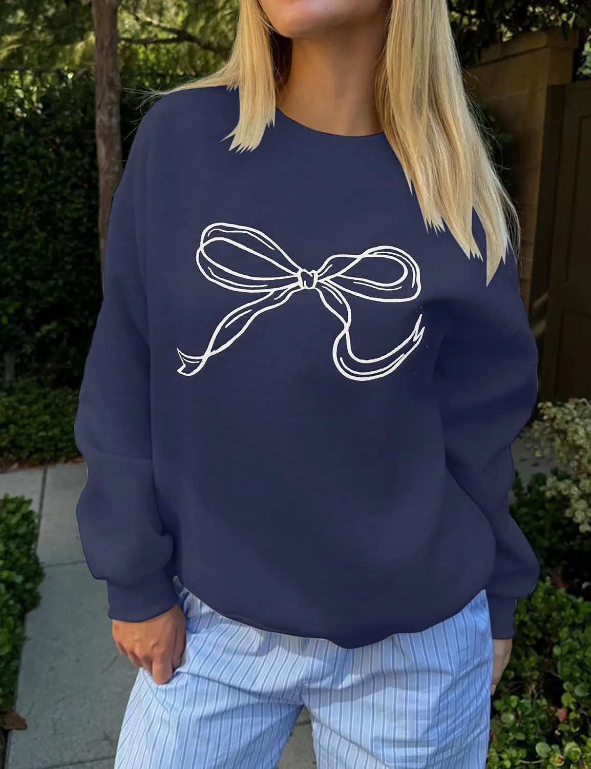 Women Bow Graphic Fleece Sweatshirts Oversized Embroidered Pullover Sweatshirts Crewneck Long Sleeve Going Out Tops